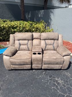 Reclining Loveseat with Center Console