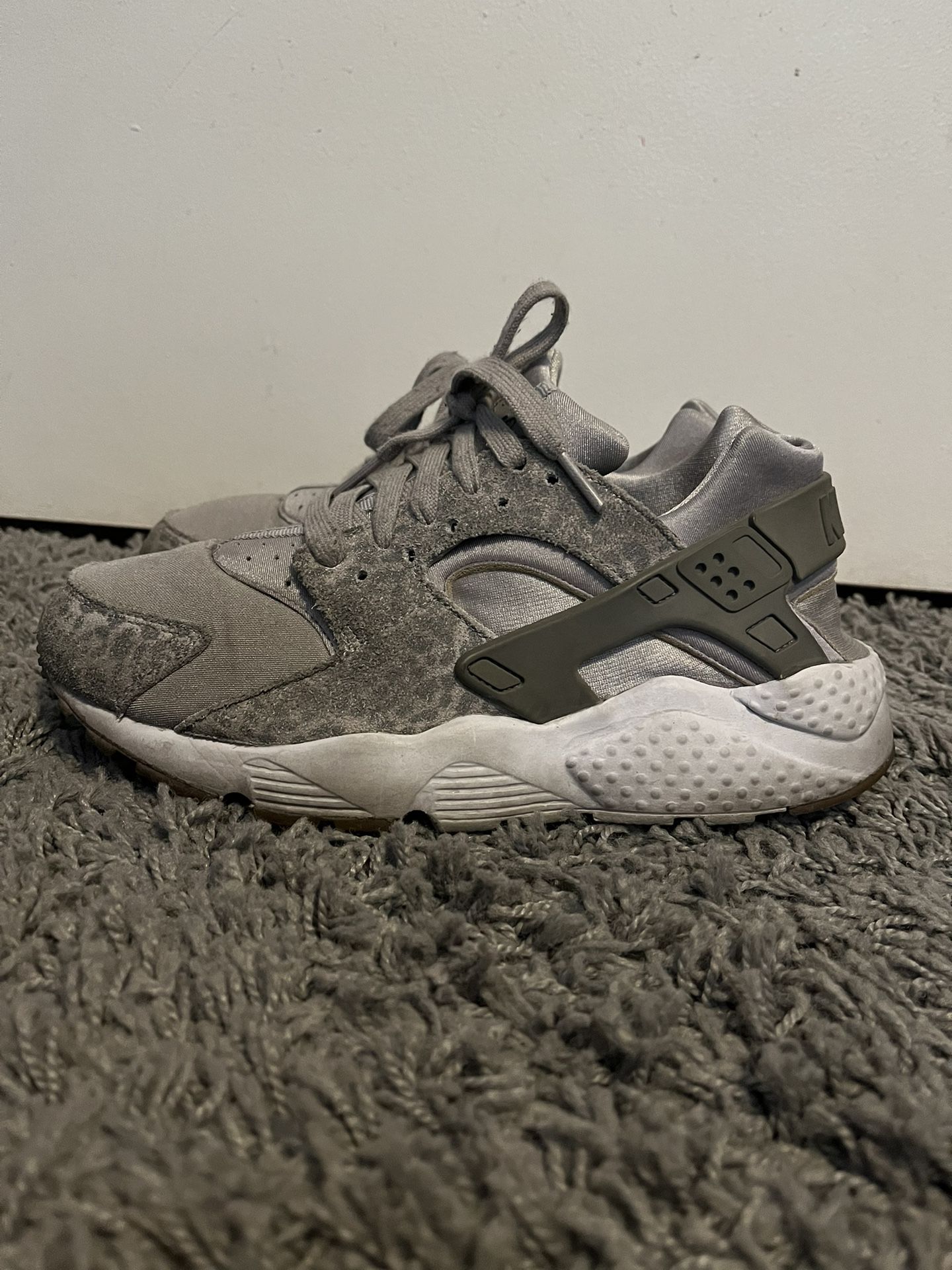 Nike Huarache Size 7Y