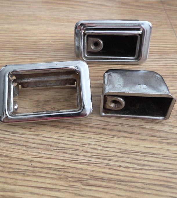 GM REAR ARMREST ASH TRAYS