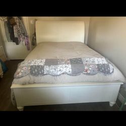 Queen size Slegh Bed.