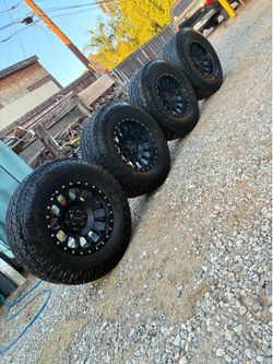 Jeep pro comp rims 285/70/17’s LT on Toyo tires