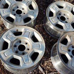 GM 6 Bolt 17" Wheels Have 2 Center Caps