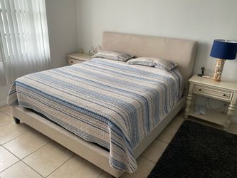 KING SIZE BED SET W  NIGHT STANDS AND DRESSER