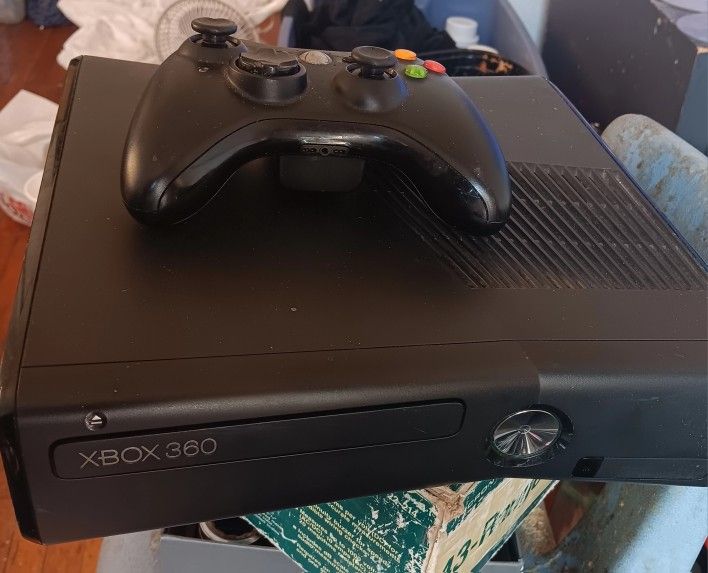 Xbox 360 Slim With One Game One Controller 250gig Hard Drive