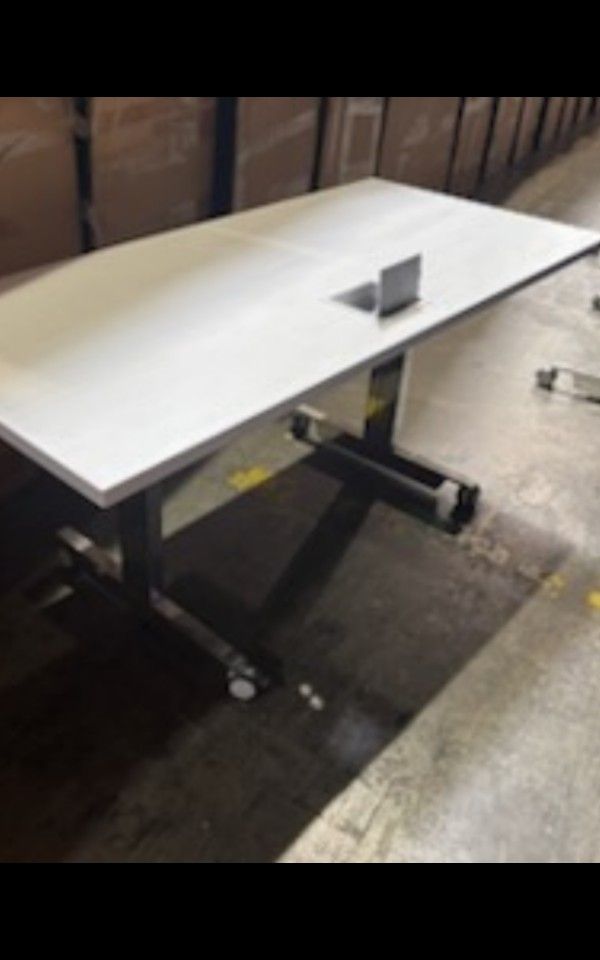 DEAL DEAL DEAL... 5.5foot STYLISDESK .... CHEAP CHEAP 