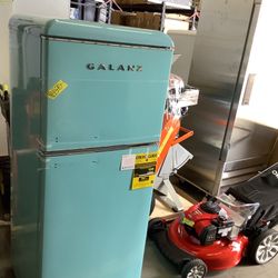 Galanz 24 in. W 10.0 cu. ft. Retro Frost Free Top Freezer Refrigerator in Bebop Blue, ENERGY STAR