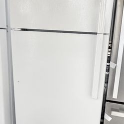 NEW 28” Refrigerator 17.5 cu.ft. ENERGY STAR