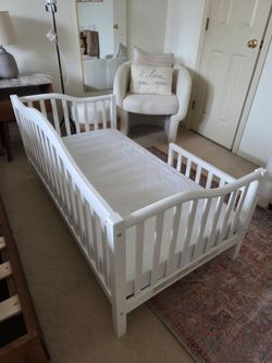 Toddler's bed and mattress - daybed; New condition