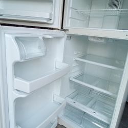 GE Refrigerator GE Fridge Like NEW 28" WIDTH 30" Depth 67" Height  17.5 Cubic Feet