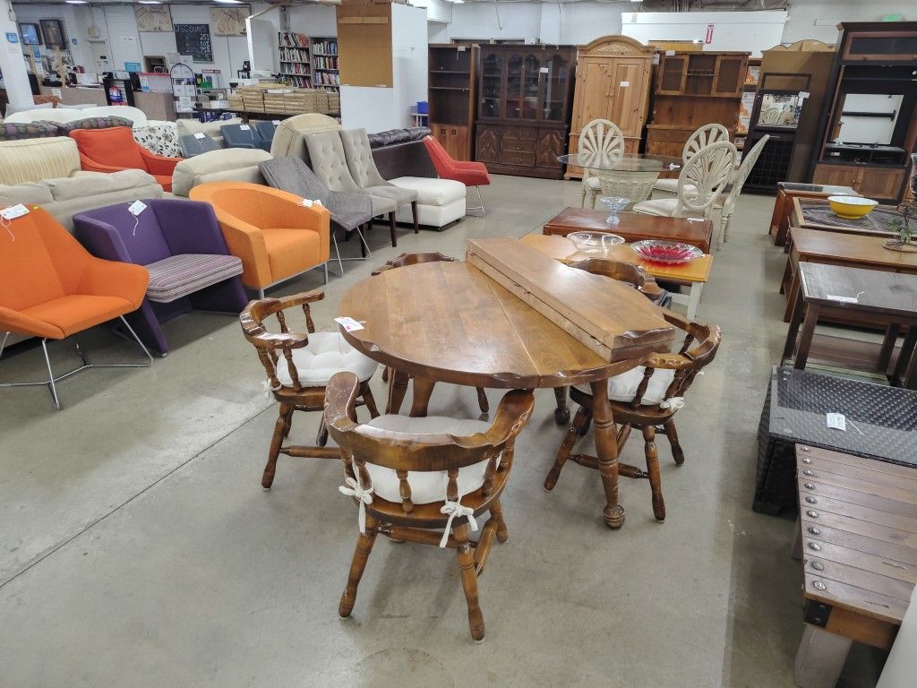 Round 6 Chair Dining Table W/ 2 Leafs