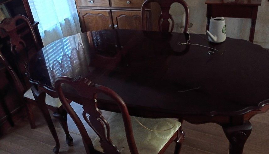 Queen Anne Dinning Table And Chairs 