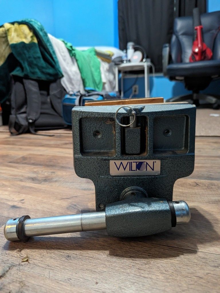 Wilton 7" Jaw Width Bench Vise