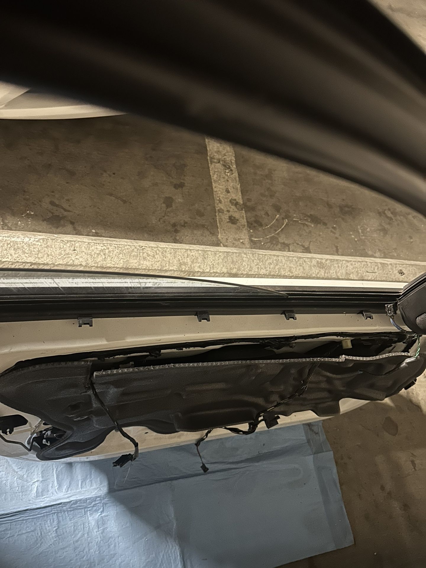 2011 Bmw 328. I Left Side Front Door Complete White Collar.