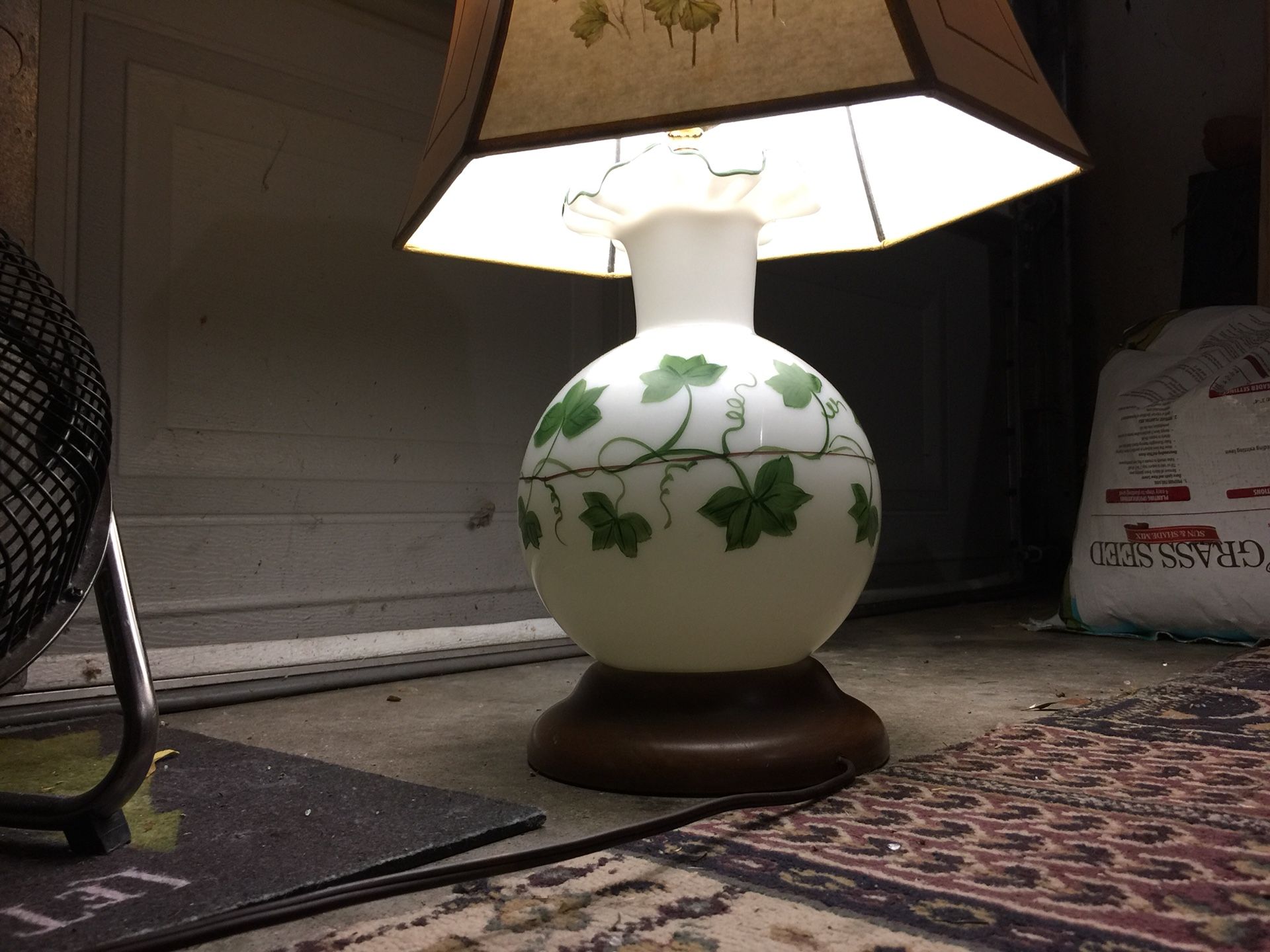 Milk glass vintage working lamp