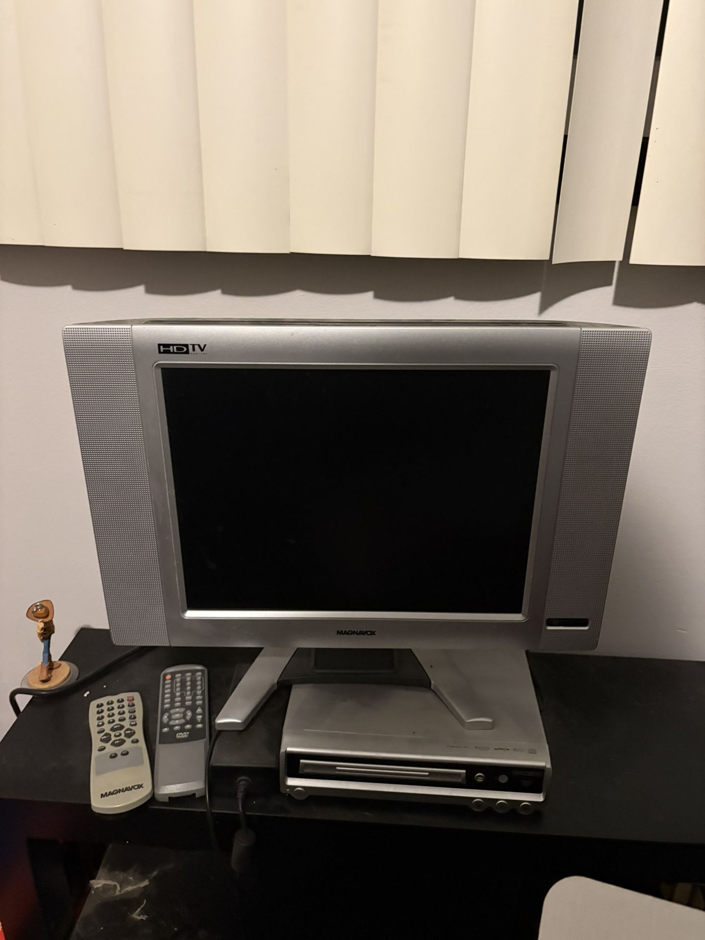 🏷️ Magnavox 20” HDTV with Built-In Speakers + DVD Player & Remotes – Great Condition! Selling a compact Magnavox 20” HDTV with stereo speakers and m