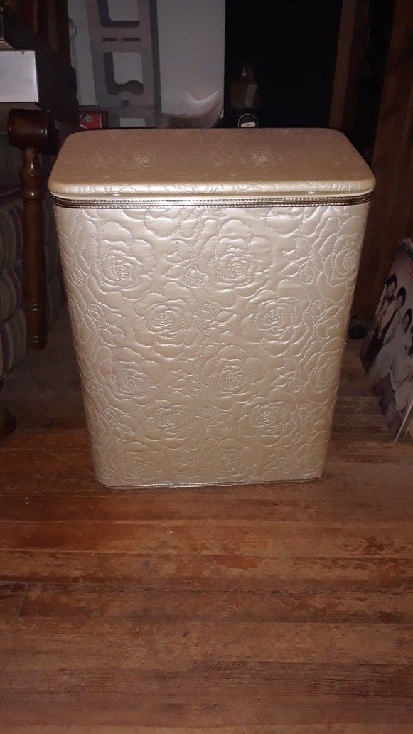 MIDCENTURY REDMON WHITE ROSE QUILTED CLOTHES HAMPER 
