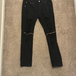 SIZE 36 FASHION NOVA RIPPED JEANS
