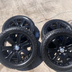 22s on 33” A/T Tires – Black Truck Wheels – 6-Lug Chevy
