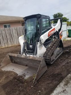 Bobcat Y Camion