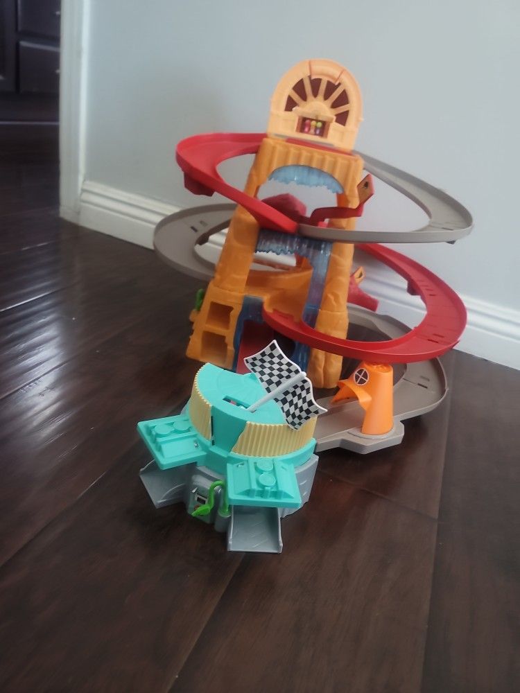 Disney Cars Radiator Springs Mountain Race Playset
