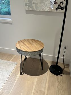 Set of two end tables