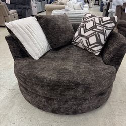 Extra Large Round Cuddler Swivel Chair