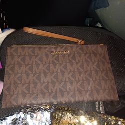 Michael Kors Wristlet 