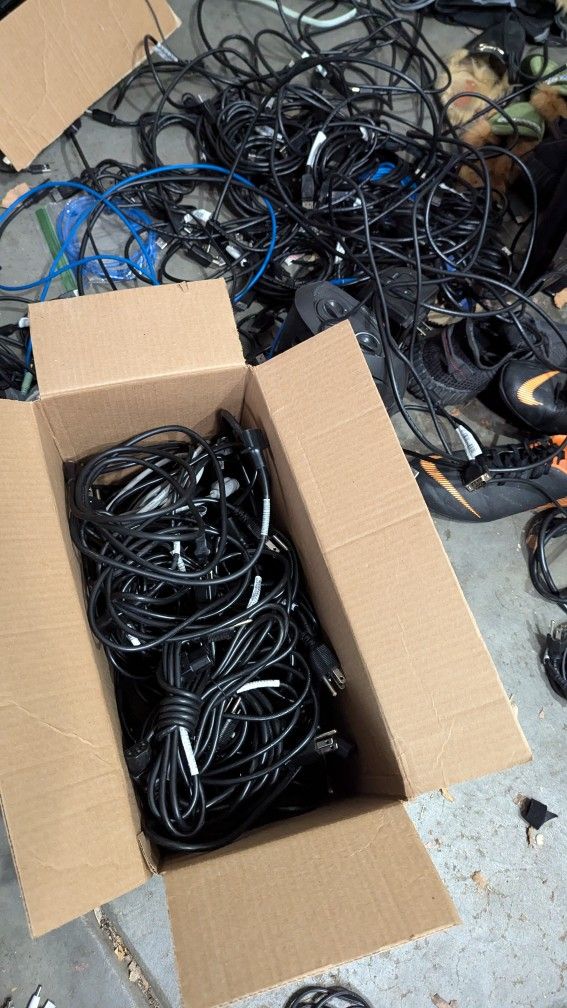 Lots of computer cables, power, DisplayPort and others!