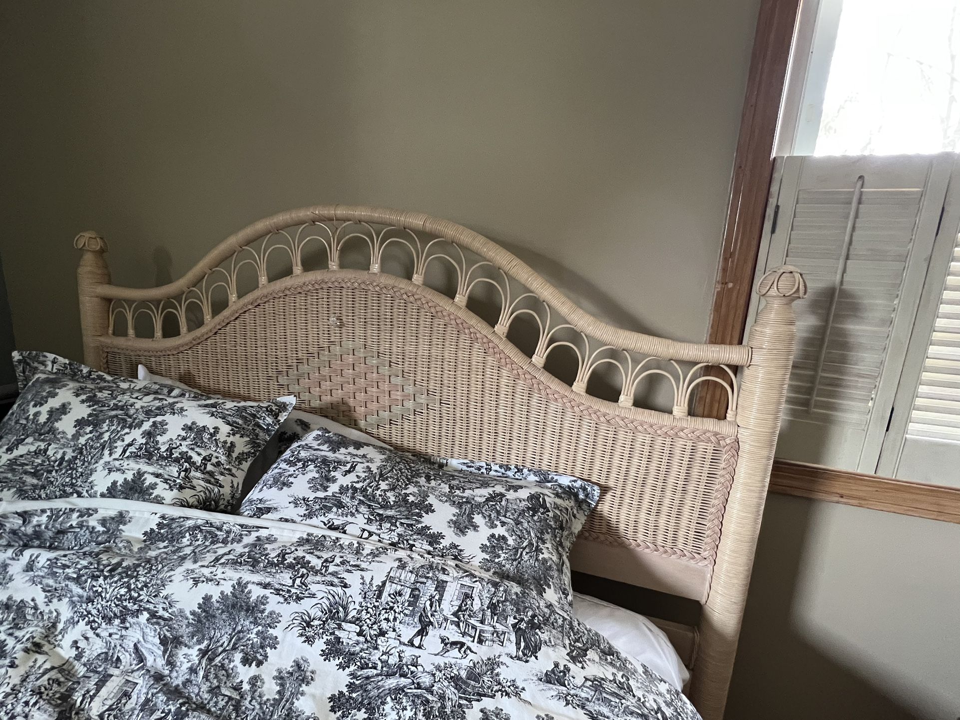 Wicker Company Bedroom Set With 2 Matching Mirrors