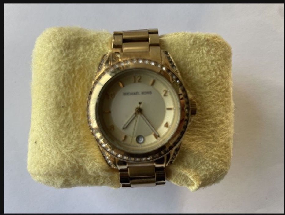 Michael Kors watch comes with box 