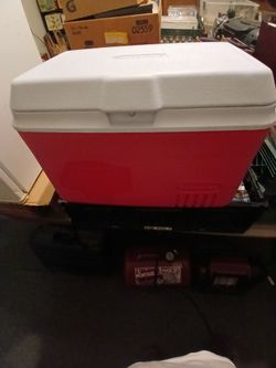 RUBBERMAID  MEDIUM  SIZE  ICE CHEST