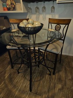 Nice Bistro table with chairs $85