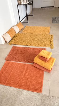 Fall Colored Home Decor- Bath rugs and towels, pillows