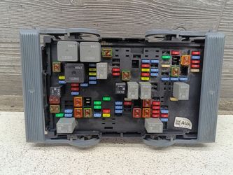 2010-2013 Chevy Silverado 1500 / GMC Sierra 1500 Engine Fuse Box OEM