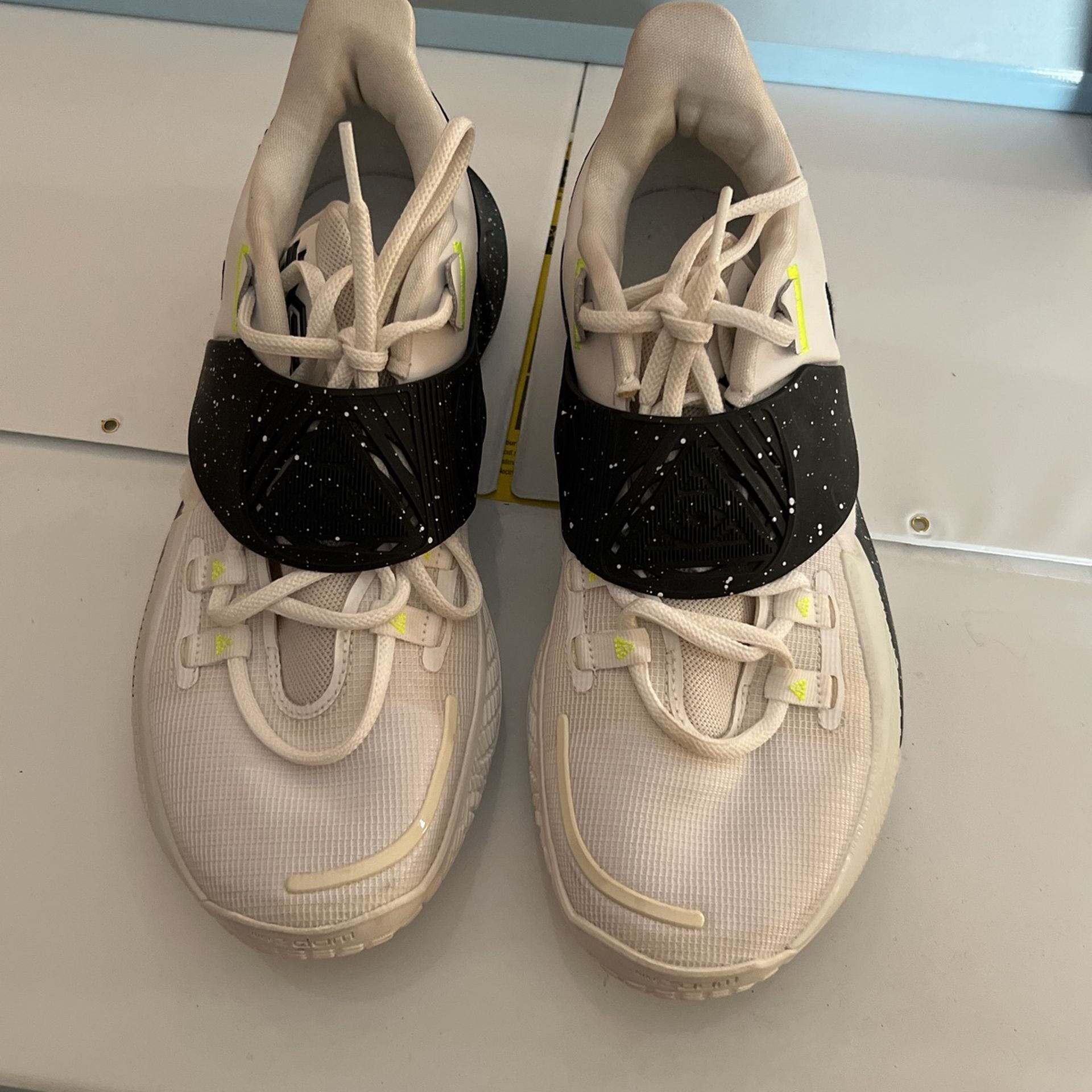 Kyrie Irving . Nike Basketball Shoes