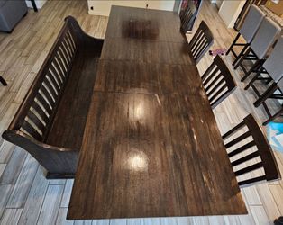 Dining Table (up to 8 people)