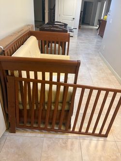 Wooden Baby Crib with Mattres
