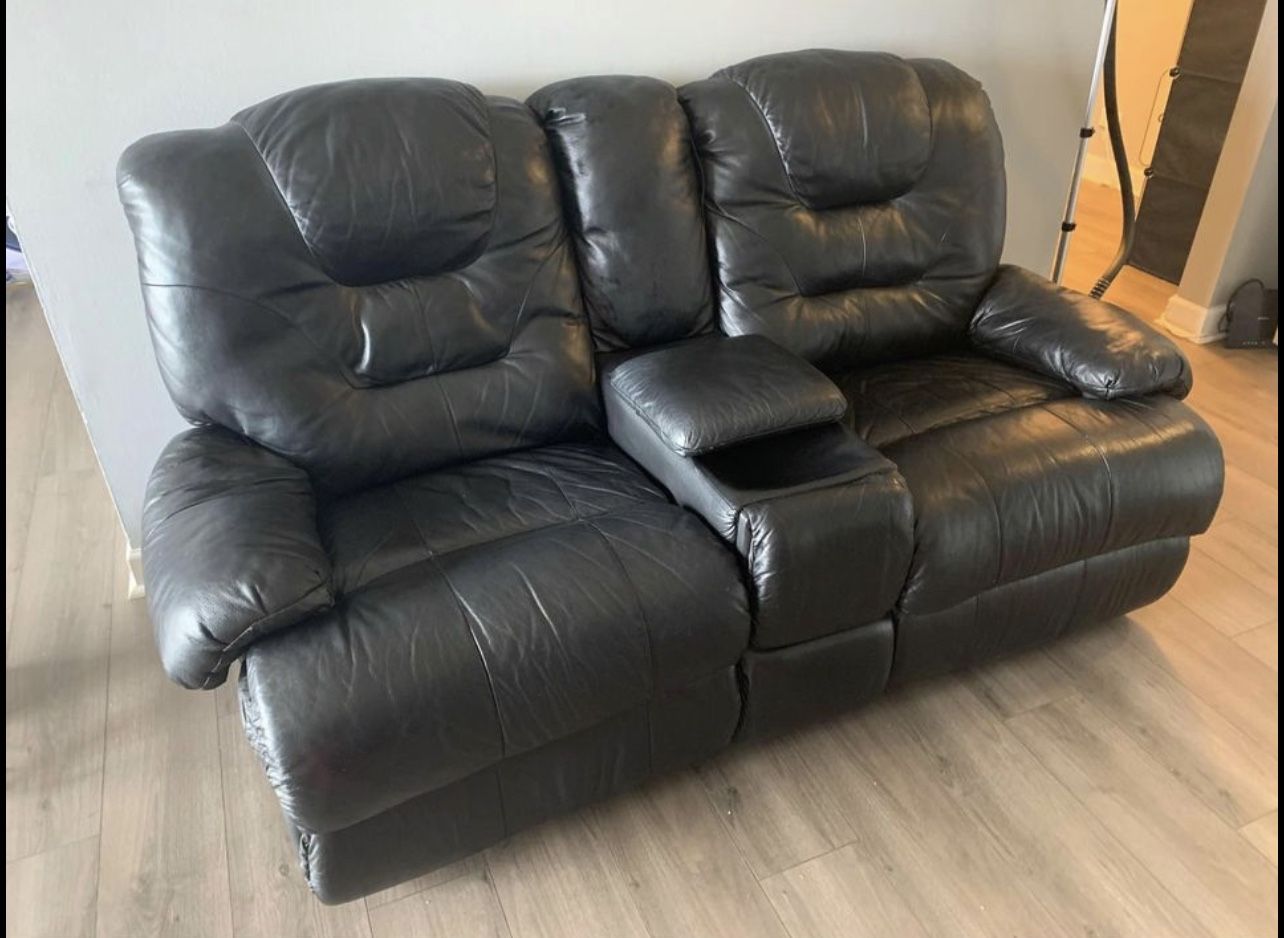 Leather recliner loveseat/couch Free Delivery 🚚 