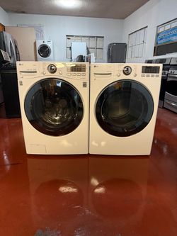 Set of washer machine LG and gas dryer. In perfect conditions and works perfectly. Washer machine capacity of 4.5 and dryer capacity 7.4. Deliver to y