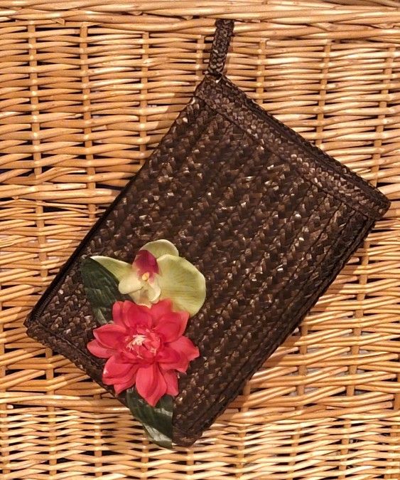 Natural brown woven straw clutch bag with pink and white floral appliques. Cloth Lining. 10"Wx7"Hx3"W