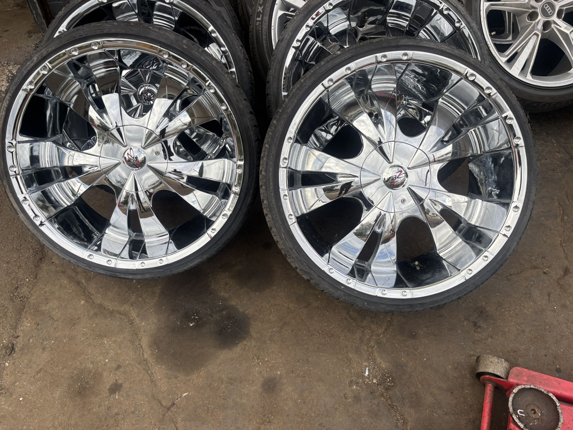 22 Inch Rims Very Clean With Good Tires And All Center Caps Included Asking 800$