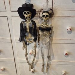 Halloween Bride and Groom Hanging Skeleton