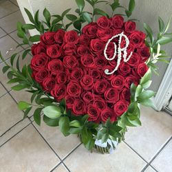 Ramo Buchon Roses Standing Heart Arrangement