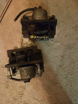 2010 Toyota Prius Front Brake Calipers Pair