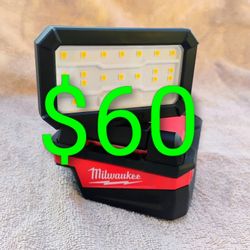 Milwaukee M18 Compact Folding Flood Light w/USB