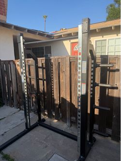 Half rack cage with pull up bar
