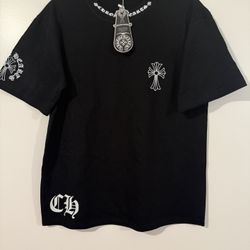 Black and White Chrome Heart Shirt🖤