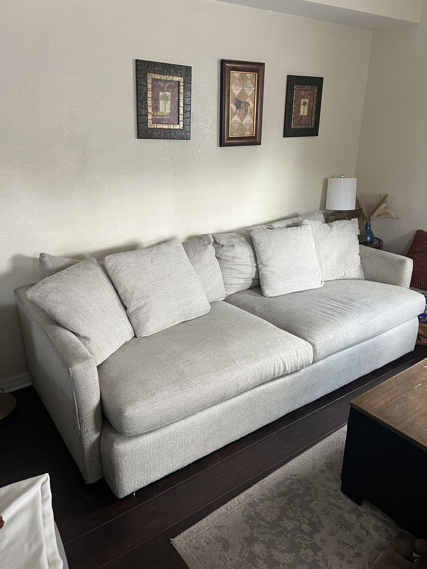 Cozy Modern Sofa – Light Gray Upholstery