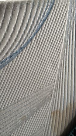 Queen mattress    no smells looks clean