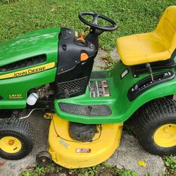 John Deere LA110 Riding Mower